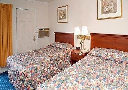 Econo Lodge Inn & Suites שלבורן חדר תמונה